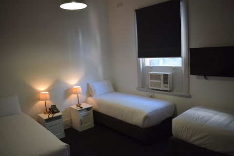 Ambassadors Hotel - Accommodation Burleigh 17
