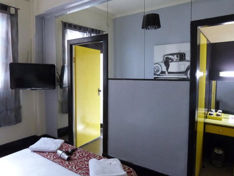 Ambassadors Hotel - Accommodation Burleigh 12