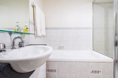 Executive 3 Bedroom Apartment + Internet + Parking - Accommodation Burleigh 18
