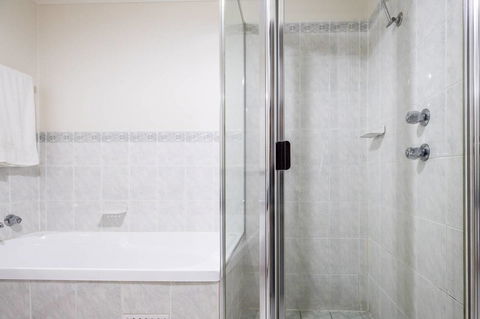Executive 3 Bedroom Apartment + Internet + Parking - Accommodation Burleigh 39