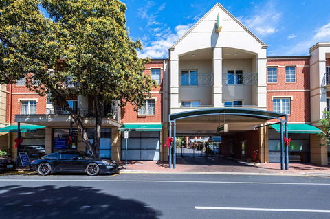 Executive 3 Bedroom Apartment + Internet + Parking - Accommodation Burleigh 23