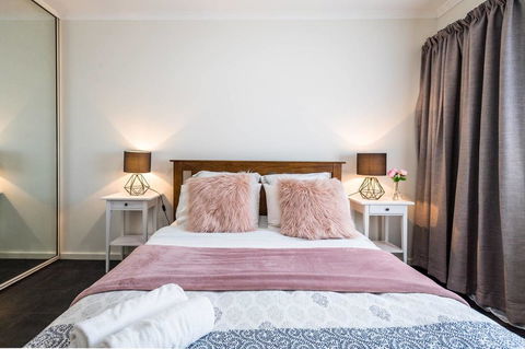 Executive 3 Bedroom Apartment + Internet + Parking - Accommodation Burleigh 1