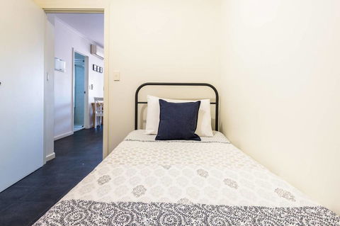 Executive 3 Bedroom Apartment + Internet + Parking - Accommodation Burleigh 34