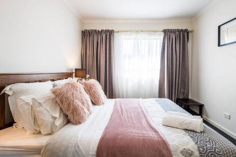 Executive 3 Bedroom Apartment + Internet + Parking - Accommodation Burleigh 4