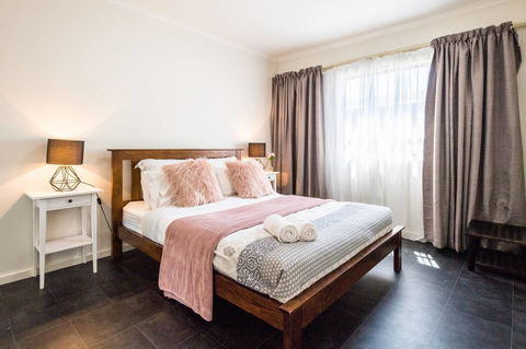 Executive 3 Bedroom Apartment + Internet + Parking - Accommodation Burleigh 9