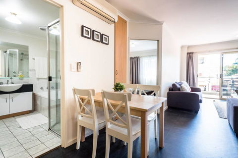 Executive 3 Bedroom Apartment + Internet + Parking - Accommodation Burleigh 38