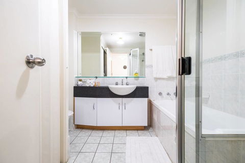 Executive 3 Bedroom Apartment + Internet + Parking - Accommodation Burleigh 25
