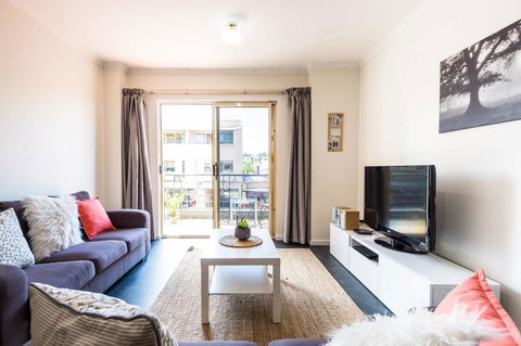 Executive 3 Bedroom Apartment + Internet + Parking - Accommodation Burleigh 2