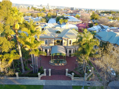 Grand Bluestone Mansion - Accommodation Burleigh 1