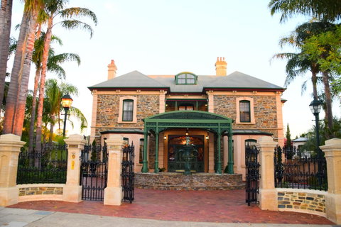 Grand Bluestone Mansion - Accommodation Burleigh 26