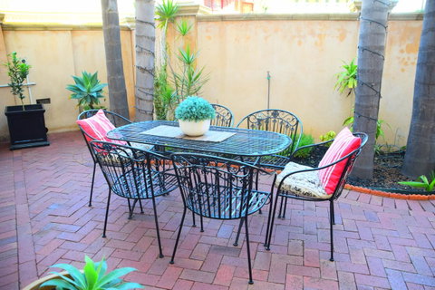 Grand Bluestone Mansion - Accommodation Burleigh 17