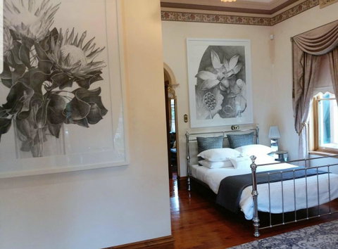 Grand Bluestone Mansion - Accommodation Burleigh 7