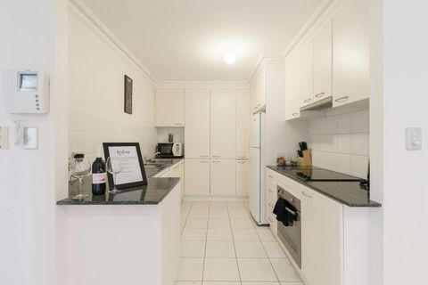 One Bedroom In Adelaideâ€™s East End FREE WIFI*Netflix*Parking - Accommodation Burleigh 3