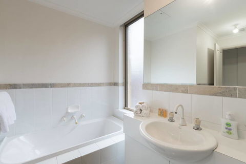 One Bedroom In Adelaideâ€™s East End FREE WIFI*Netflix*Parking - Accommodation Burleigh 11
