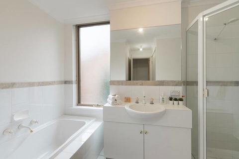 One Bedroom In Adelaideâ€™s East End FREE WIFI*Netflix*Parking - Accommodation Burleigh 16