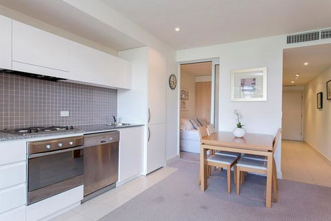 Glenelg Holiday Apartments-Pier - Accommodation Burleigh 2