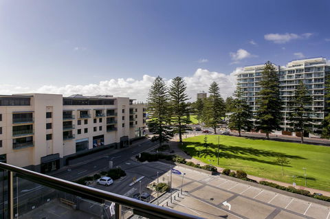 Glenelg Holiday Apartments-Pier - Accommodation Burleigh 7