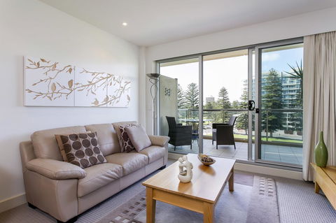 Glenelg Holiday Apartments-Pier - Accommodation Burleigh 3