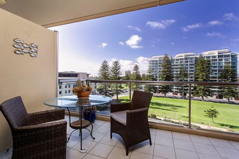 Glenelg Holiday Apartments-Pier - Accommodation Burleigh 6