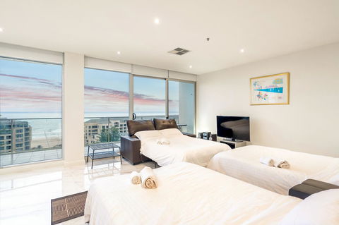 Glenelg Skyline Beachfront Penthouse, Adelaide - Accommodation Burleigh 13