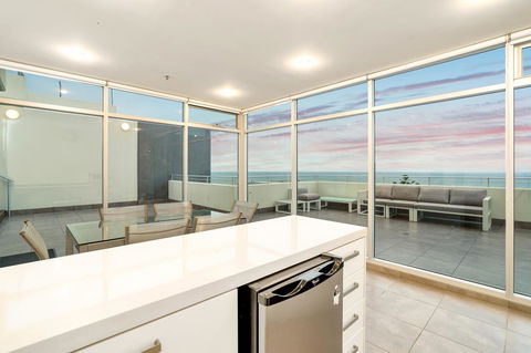 Glenelg Skyline Beachfront Penthouse, Adelaide - Accommodation Burleigh 5