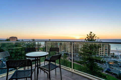Glenelg Skyline Beachfront Penthouse, Adelaide - Accommodation Burleigh 2