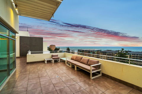 Glenelg Skyline Beachfront Penthouse, Adelaide - Accommodation Burleigh 4