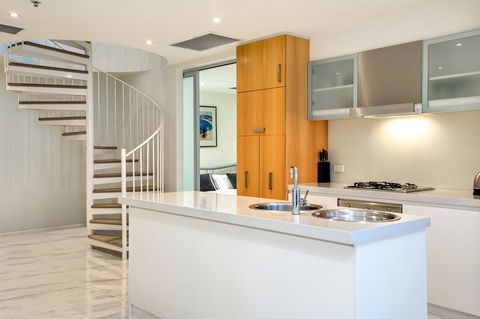Glenelg Skyline Beachfront Penthouse, Adelaide - Accommodation Burleigh 7