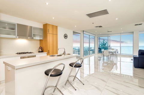 Glenelg Skyline Beachfront Penthouse, Adelaide - Accommodation Burleigh 9