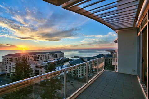 Glenelg Skyline Beachfront Penthouse, Adelaide - Accommodation Burleigh 1