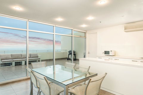 Glenelg Skyline Beachfront Penthouse, Adelaide - Accommodation Burleigh 6
