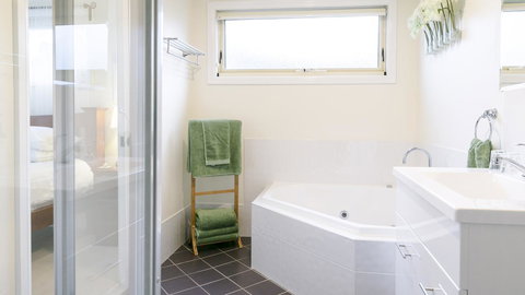 One Tree Bed And Breakfast - Accommodation Burleigh 9