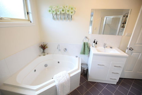 One Tree Bed And Breakfast - Accommodation Burleigh 10