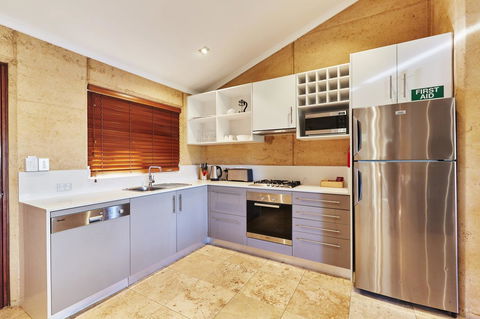 Eight Willows Retreat - Accommodation Burleigh 2