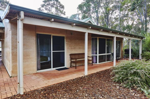 Eight Willows Retreat - Accommodation Burleigh 25