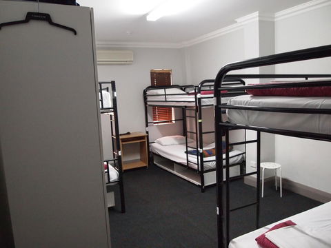 The Emperors Crown Hostel - Accommodation Burleigh 4