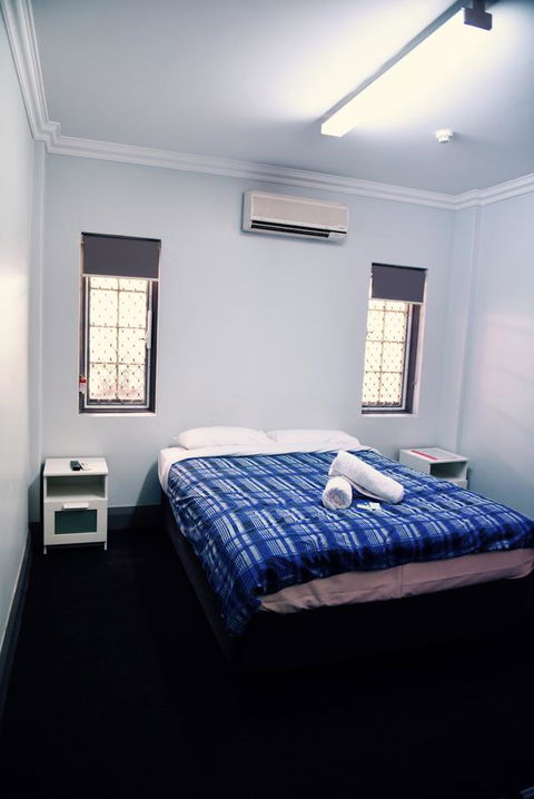 The Emperors Crown Hostel - Accommodation Burleigh 27