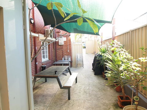 The Emperors Crown Hostel - Accommodation Burleigh 17