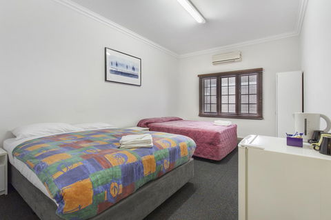 The Emperors Crown Hostel - Accommodation Burleigh 16