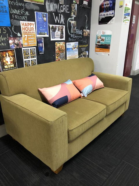 The Emperors Crown Hostel - Accommodation Burleigh 1