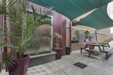 The Emperors Crown Hostel - Accommodation Burleigh 12
