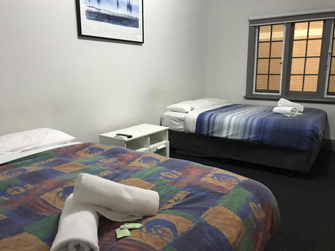 The Emperors Crown Hostel - Accommodation Burleigh 8
