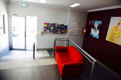 The Emperors Crown Hostel - Accommodation Burleigh 19