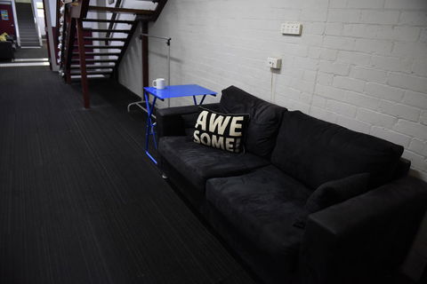 The Emperors Crown Hostel - Accommodation Burleigh 38