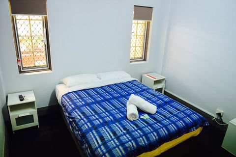 The Emperors Crown Hostel - Accommodation Burleigh 13