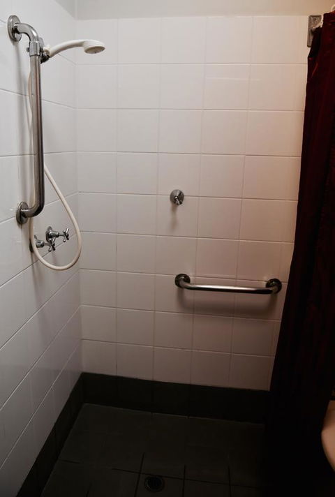 The Emperors Crown Hostel - Accommodation Burleigh 37
