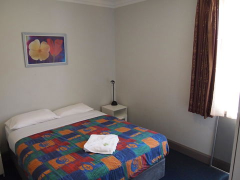 The Emperors Crown Hostel - Accommodation Burleigh 40