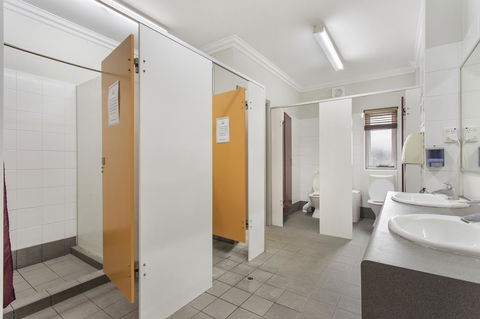 The Emperors Crown Hostel - Accommodation Burleigh 25