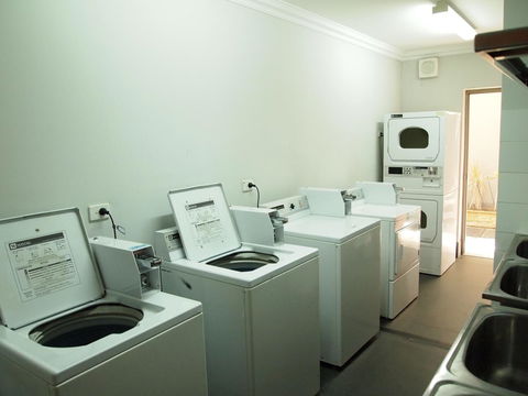 The Emperors Crown Hostel - Accommodation Burleigh 44