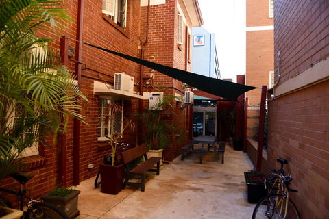 The Emperors Crown Hostel - Accommodation Burleigh 10